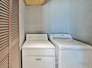 Rustic-chic : Pools, Tennis & Lake Access 2 Bedroom Cabin