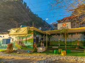 Whoopers Hostel Kasol, Choj