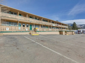 Main Street Red River Condo w/ Fireplace & Views!