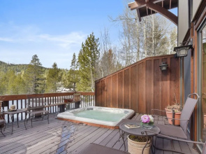 Wulf's Lodge at Olympic Valley Unwind in Hot Tub!