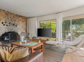 Malibu Hills Home w/ Balcony & Mountain Views Cielo Curve by Avantstay