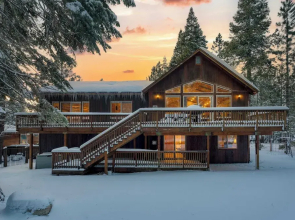 Cherry Hills Spacious Tahoe Cabin With Deck Fireplace Open Interiors