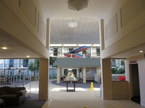 Holiday Inn Hotel And Suites