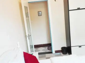 Xiajiao Metro Apartment