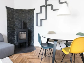 Beautiful 2-bed w Large Balcony