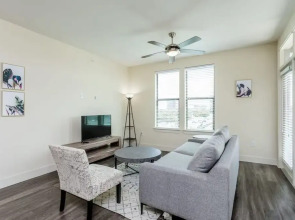 Renew Tanglewood 3-bedroom in Uptown Houston