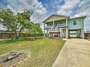 Waterfront Rockport Home w/ Dock & 3 Kayaks!