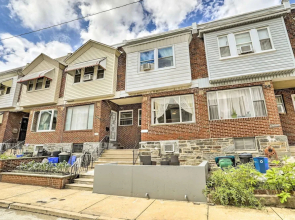 South Philly Townhome: 3 Mi to Center City