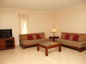 Parque Mourabel, Oasis Village, Pe do Lago