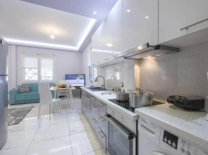 Modern fully-equipped house, 5 min walk from metro