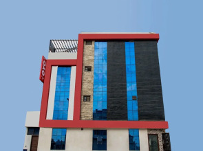 OYO 5253 Hotel Orange Lily