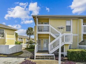SPC 2013 is a Pet Friendly Upstairs 1 BR with Seasonal Beach Setup by RedAwning