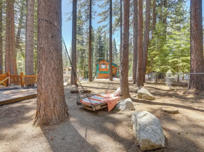 Tahoe Home in the Pines: Quiet Neighborhood!