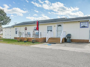 1 Mi to Surfside Beach: Coastal Cottage