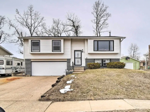 Cedar Rapids Rental w/ Yard ~ 6 Mi to Downtown!