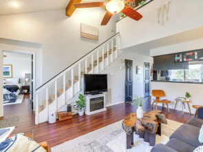 Holiday Island Escape w/ Panoramic Lake Views