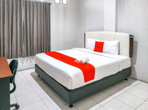 RedDoorz near Taman Flora Surabaya