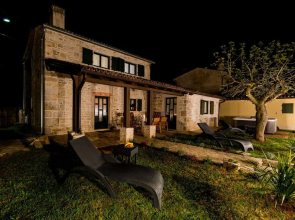 Villa for Up To 6 Persons with Jacuzzi, Private Garden, Wifi, A/C