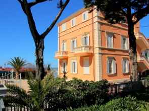 Elegant Holiday Home With Terrace, Parking, Fenced Garden