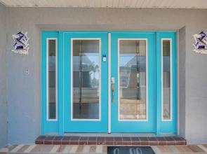 Canal & Gulf Views: Spacious Hudson Home