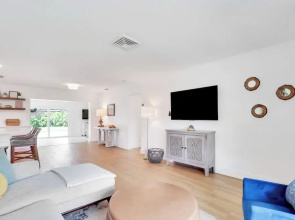 Private Pool + Bar: Palm Beach Gardens Getaway
