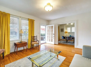 Walk to The Grandin Theatre: Roanoke Unit w/ Yard!