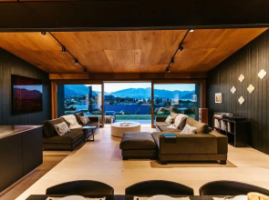 The Brick House - Lake Views - Sleeps 10