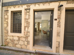 Warm Studio Flat with Patio LOTUS