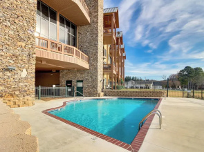 Lakefront Condo 3 Mi to Historic Guntersville!