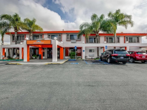 Howard Johnson Inn and Suites Reseda