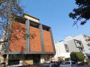 Square 9 Inn - Near Fortis & Huda City Centre