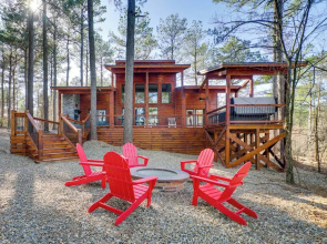 Sleek Cabin w/ Hot Tub: 11 Mi to Broken Bow Lake!