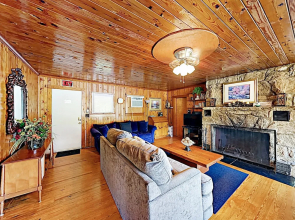 Lakefront : Deck W/ Blue Ridge Mountain View 2 Bedroom Home