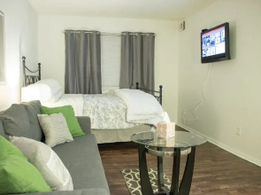Luxury 2 Bed Condo Near Downtown