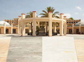 Studio in Marbella With Beachfront Pool