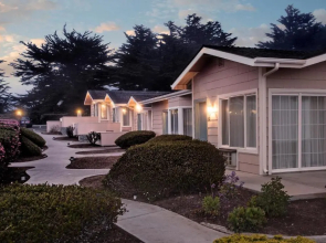 Cambria Landing Inn & Suites
