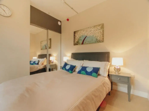 Chic & Cheerful 1bedroom in Historic Building