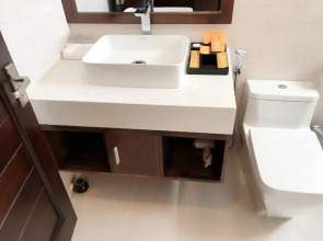 Yarra Ocean Suites Danang