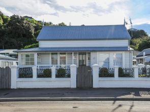 Puriri Downtown Villa - Napier Holiday Home