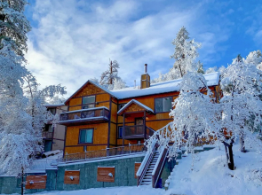 Custom-built Gem w/ Kayaks & Games in Big Bear!