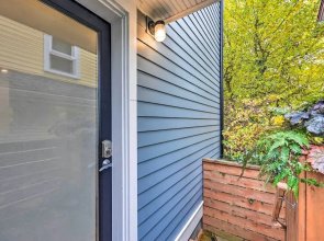 2 Mi to Capitol Hill, Walk to SU! Quaint Retreat