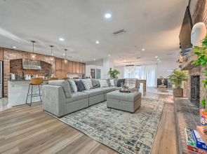 Luxe Brandon Oasis w/ Private Pool & Hot Tub!