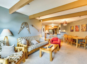 Silverthorne Condo w/ Lake Views: 10 Mi to Skiing!