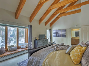 Luxurious Grand Lake Vacation Rental w/ Hot Tub!