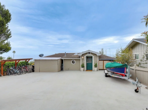 Summerland Home w/ Beach Supplies: Walk to Beach!