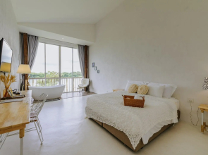 White Wall Riverfront Hotel