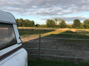 SIMPLE LIVING - Beds 190 cm - Dogs welcome on request - CARAVAN - COSY FARM BnB