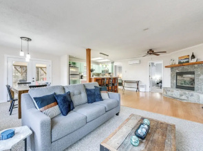 Hot Tub & Mountain Views: Waynesville Retreat!