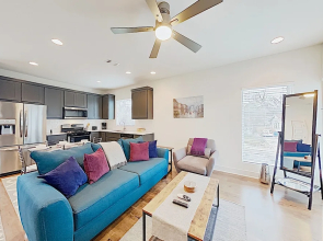 Stylish East Side Near Downtown & Manor Road 1 Bedroom Condo