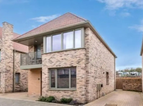 Stylish 4-br House With 3 Ensuite Free Parking
